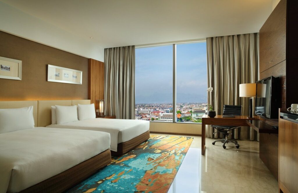 tipe kamar deluxe queen suit hotel hilton bandung