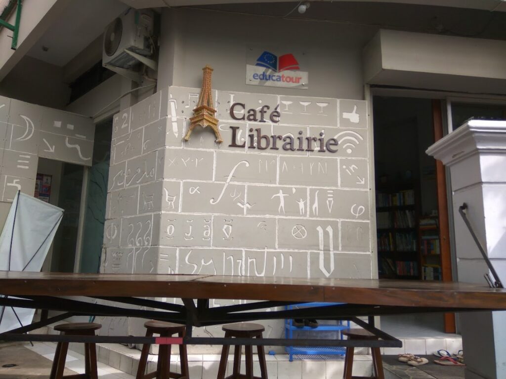 Tempat-Nugas-Murah-di-Solo-Café-Librairie