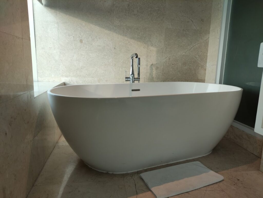 bathtub-Hotel-De-Paviljoen