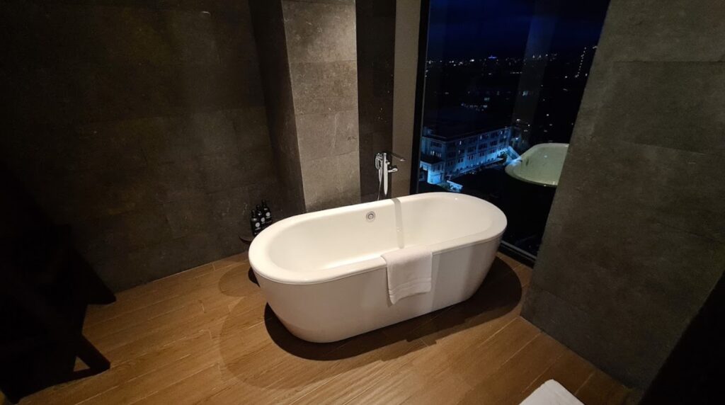 bathtub-Pullman-Bandung-Grand-Central