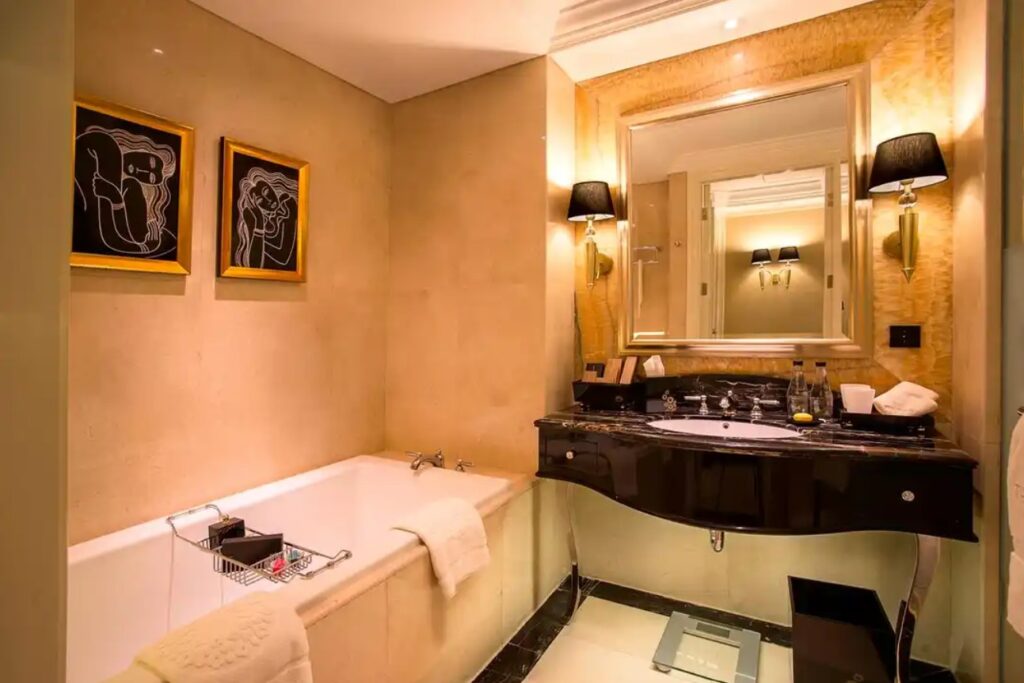 bathtub-The-Trans-Luxury-Hotel