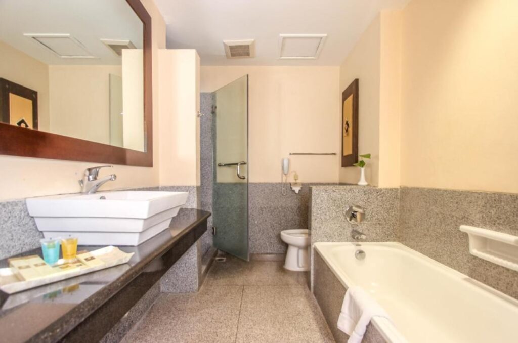 bathtub-hotel-The-Jayakarta-Suites-Bandung