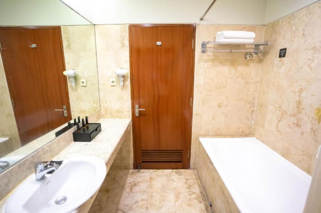 bathtub-hotel-savoy-homann-bandung