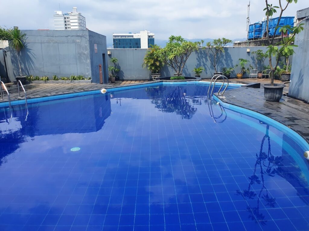 Kolam renang Golden Flower Hotel